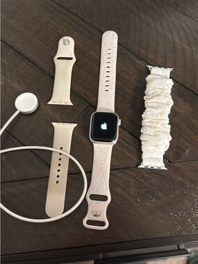 Apple Watch Series 7 with Cellular - Starlight 41mm